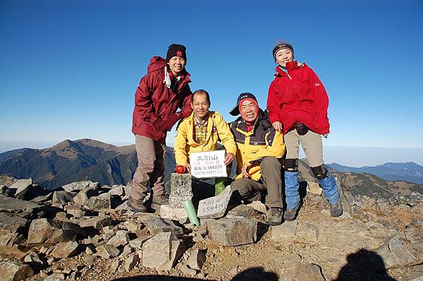 20071208─20071211大小劍【陳基滿拍攝】0148 大劍山山頂(後為大雪山) 2.jpg