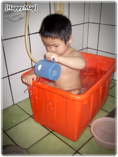 把水都倒出來啦！