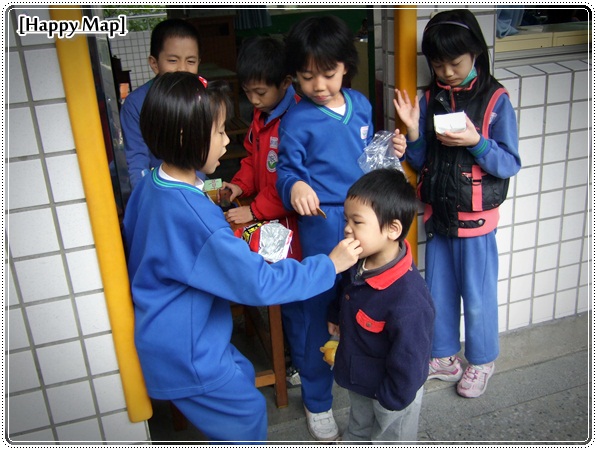 大家搶著「餵」蛋蛋吃...