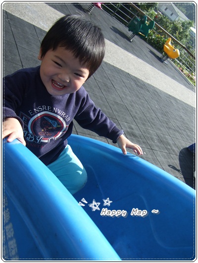 真的很開心哦~連爬個階梯都在笑