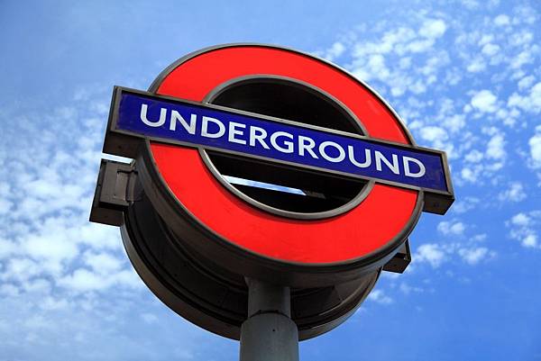 capital_england_famous_london_metro_sign_subway_symbol-1159156.jpg!d.jpeg