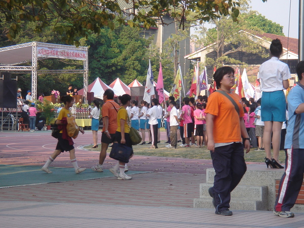 可以拜託您不要再放縱死小孩了嘛？