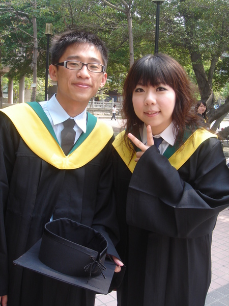 黃元渝的領帶是花黑噴