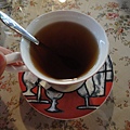 哈哈!熱紅茶喝下去溫暖多了!