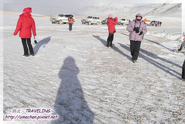 措勤縣城外的雪世界-看到雪景,大家下車拍個不停哩.jpg