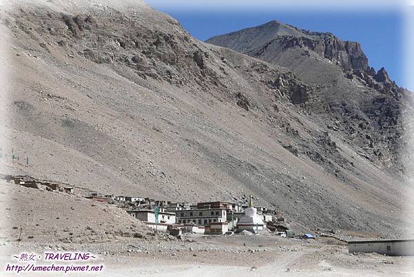 倚窗外拍-建在山坡上的絨布寺