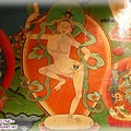 絨布寺壁畫-西藏女成就者瑪姬拉尊,以白衣瑜伽呣形象,單腳立蓮台,右手持手鼓,左手持法鈴
