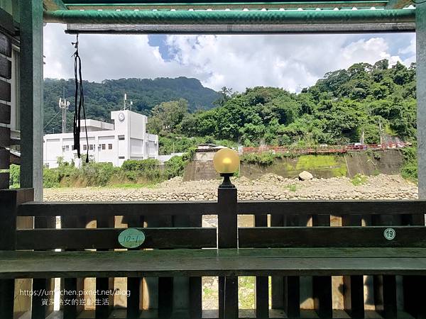 【苗栗泰安】洗水坑豆腐街、黑皮臭豆腐：馬賽克小瓷磚拼貼意象牆