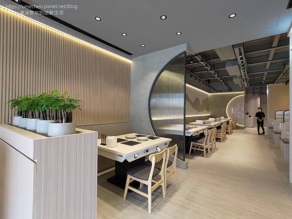 【新竹竹北】鐵了心火鍋-竹北成功店:清水模文青打卡牆,雙人瀑 【新竹竹北】鐵了心火鍋-竹北成功店:清水模文青打卡牆,雙人瀑