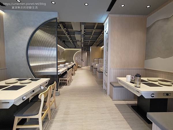 【新竹竹北】鐵了心火鍋-竹北成功店:清水模文青打卡牆,雙人瀑 【新竹竹北】鐵了心火鍋-竹北成功店:清水模文青打卡牆,雙人瀑