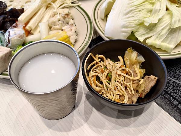 【新竹竹北】鐵了心火鍋-竹北成功店:清水模文青打卡牆,雙人瀑 【新竹竹北】鐵了心火鍋-竹北成功店:清水模文青打卡牆,雙人瀑