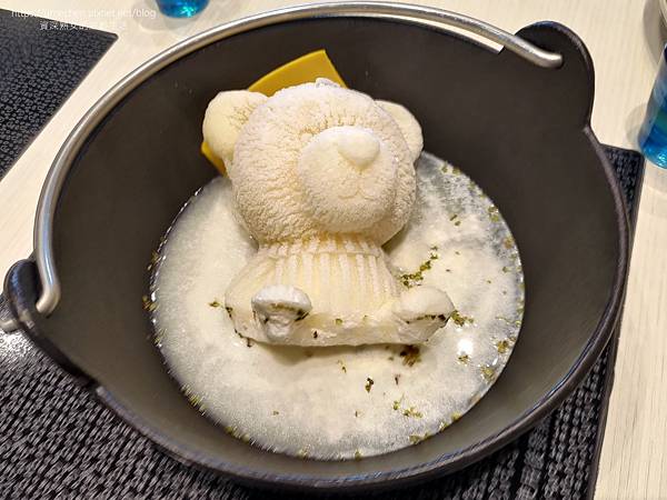 【新竹竹北】鐵了心火鍋-竹北成功店:清水模文青打卡牆,雙人瀑 【新竹竹北】鐵了心火鍋-竹北成功店:清水模文青打卡牆,雙人瀑