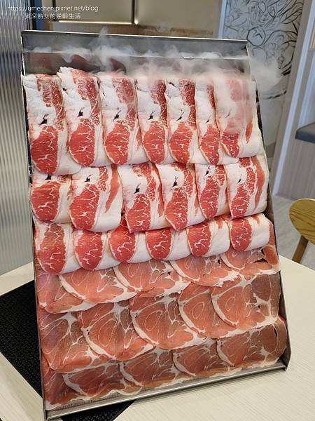 【新竹竹北】鐵了心火鍋-竹北成功店:清水模文青打卡牆,雙人瀑 【新竹竹北】鐵了心火鍋-竹北成功店:清水模文青打卡牆,雙人瀑