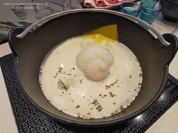 【新竹竹北】鐵了心火鍋-竹北成功店:清水模文青打卡牆,雙人瀑 【新竹竹北】鐵了心火鍋-竹北成功店:清水模文青打卡牆,雙人瀑