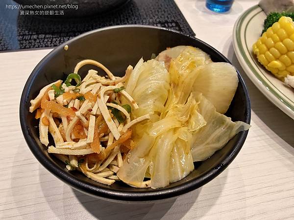 【新竹竹北】鐵了心火鍋-竹北成功店:清水模文青打卡牆,雙人瀑 【新竹竹北】鐵了心火鍋-竹北成功店:清水模文青打卡牆,雙人瀑