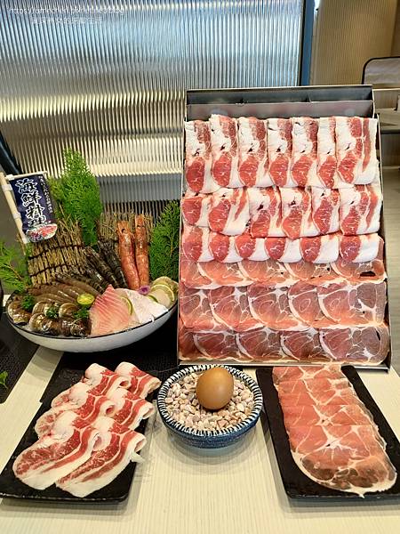 【新竹竹北】鐵了心火鍋-竹北成功店:清水模文青打卡牆,雙人瀑 【新竹竹北】鐵了心火鍋-竹北成功店:清水模文青打卡牆,雙人瀑