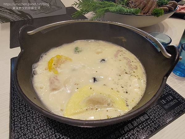 【新竹竹北】鐵了心火鍋-竹北成功店:清水模文青打卡牆,雙人瀑 【新竹竹北】鐵了心火鍋-竹北成功店:清水模文青打卡牆,雙人瀑