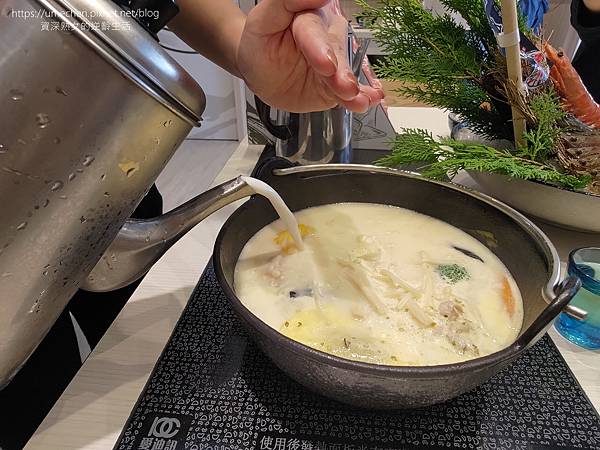 【新竹竹北】鐵了心火鍋-竹北成功店:清水模文青打卡牆,雙人瀑 【新竹竹北】鐵了心火鍋-竹北成功店:清水模文青打卡牆,雙人瀑