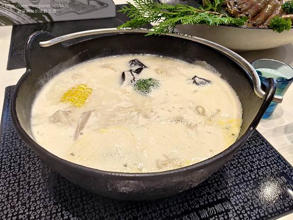 【新竹竹北】鐵了心火鍋-竹北成功店:清水模文青打卡牆,雙人瀑 【新竹竹北】鐵了心火鍋-竹北成功店:清水模文青打卡牆,雙人瀑