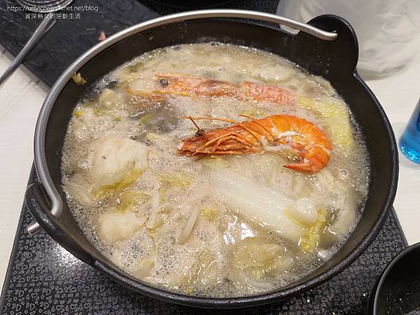 【新竹竹北】鐵了心火鍋-竹北成功店:清水模文青打卡牆,雙人瀑 【新竹竹北】鐵了心火鍋-竹北成功店:清水模文青打卡牆,雙人瀑