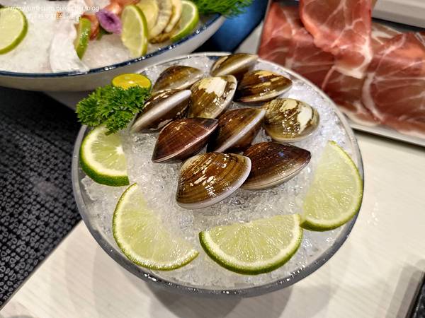 【新竹竹北】鐵了心火鍋-竹北成功店:清水模文青打卡牆,雙人瀑 【新竹竹北】鐵了心火鍋-竹北成功店:清水模文青打卡牆,雙人瀑