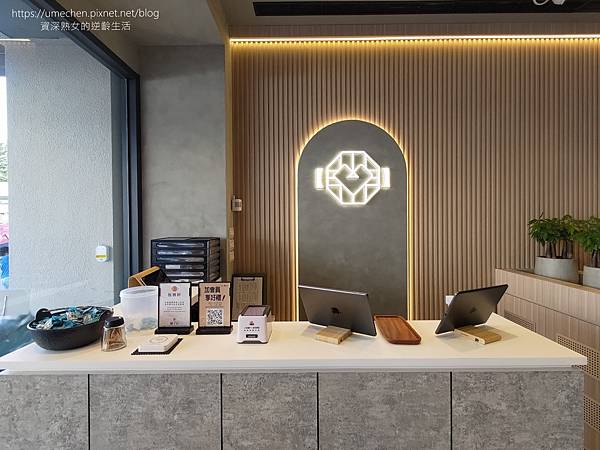 【新竹竹北】鐵了心火鍋-竹北成功店:清水模文青打卡牆,雙人瀑 【新竹竹北】鐵了心火鍋-竹北成功店:清水模文青打卡牆,雙人瀑