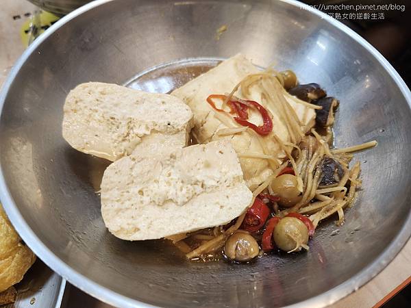 【台北寧夏夜市】里長伯臭豆腐：經典、創新口味臭豆腐，第三代老