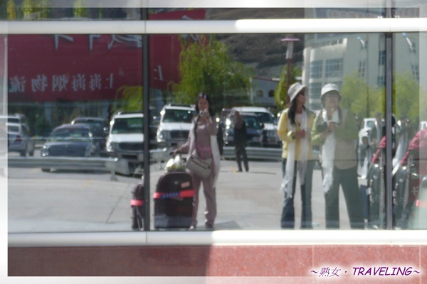 貢嘎機場-這張照片很有趣,玻璃裏的三個人剛好坐同一車.jpg