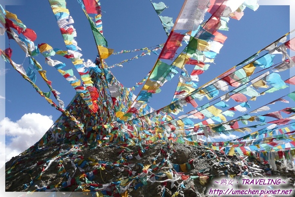 甘巴拉山-隨風飄揚的經旗,藏人認為祈求的願望可以隨風傳給佛.jpg