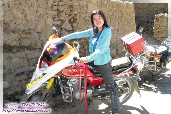 理塘-藏族婚禮-我騎藏人的重型機車(把手都裝飾鬚鬚).jpg