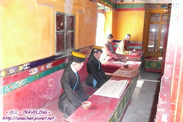 宗山遺址-舊江孜宗政府-議事廳-前面黃帽為長工,桌上有算盤和紙,後方喝茶者為縣長.jpg