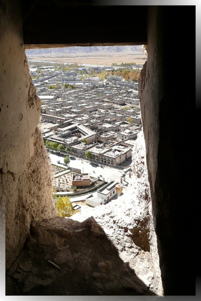 宗山遺址-法王殿-走道窗口或是偵測孔望江孜市景.jpg