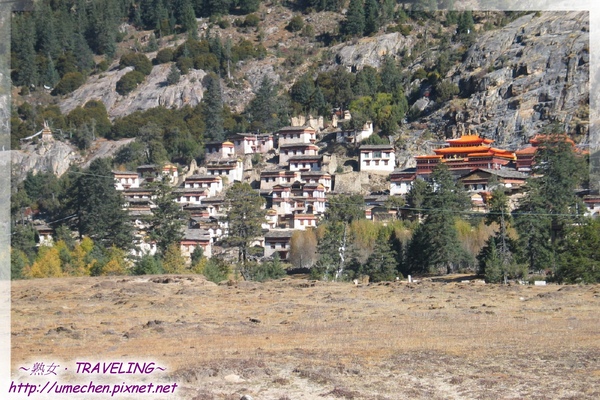 又見奔波寺-山腳與石壁上的寺廟.jpg