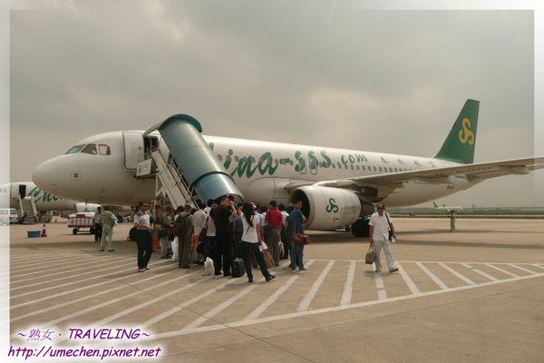 上海虹橋機場--廉價航空不用空橋,直接走上飛機.jpg