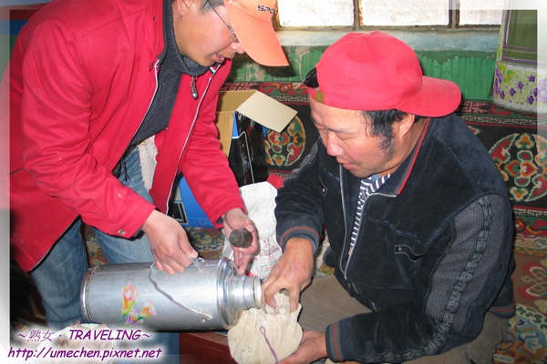 李師傅做糌粑-再加點酥油茶進去,再揉.jpg