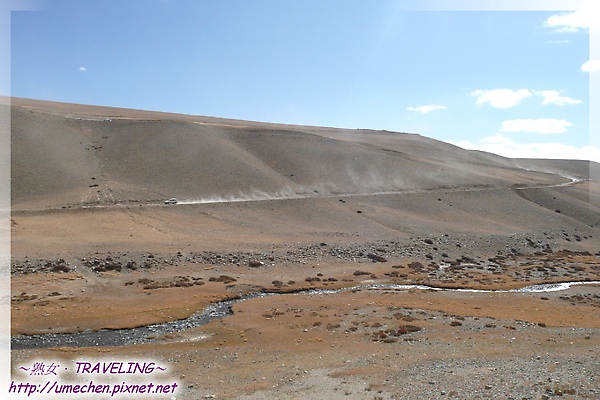 爬第4山-後面車子正在下第3座山.jpg