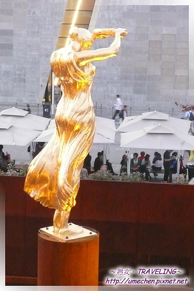 盧森堡館-金色女子像-4.jpg