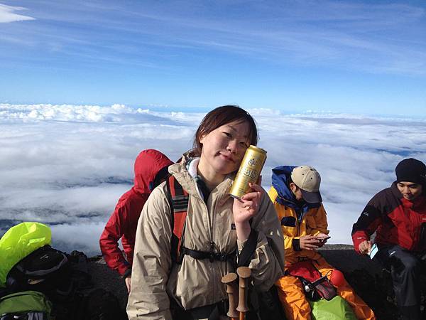 富士山山頂喝啤酒