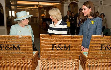 Kate-Middleton-at-Fortnum-_-Mason-Wearing-a-Blue-M-Missoni-Coat-and-Rupert-Sanderson-Heels-1