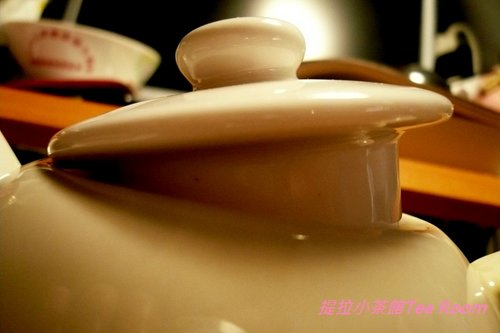 20120213【茶具】嗚「壺」哀哉，我的米色小圓壺的壺蓋~  (2)