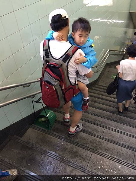 可憐的ANDY，一直抱著小屁誠爬上爬下~