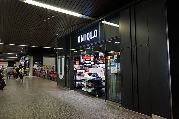 出了車站看到uniqlo