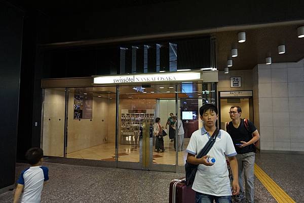 uniqlo旁就是飯店的入口之一