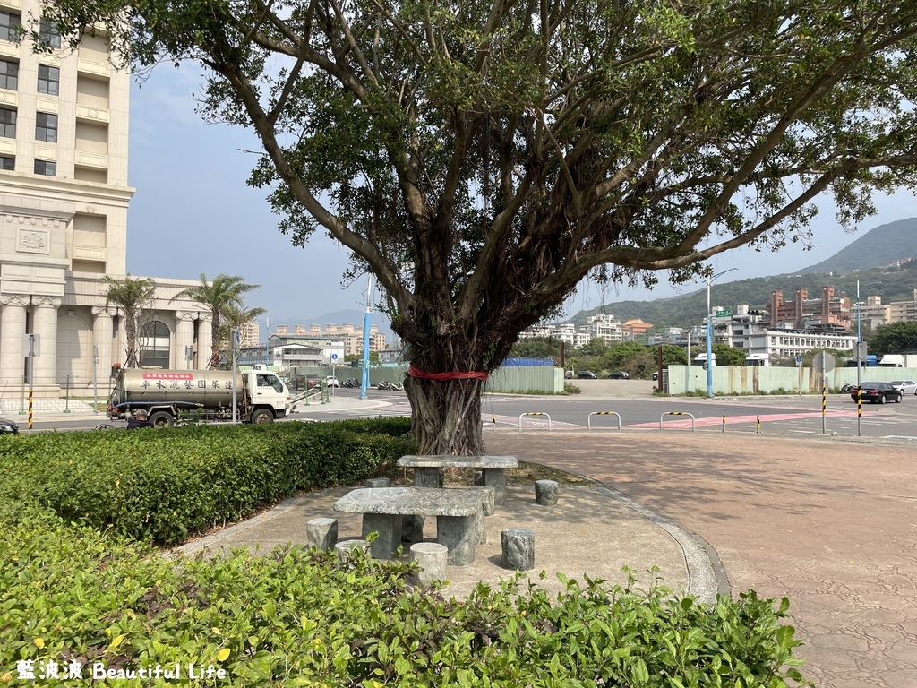 √新北八里│藍天白雲大鯨魚，八里商港公園鯨魚遊戲場。