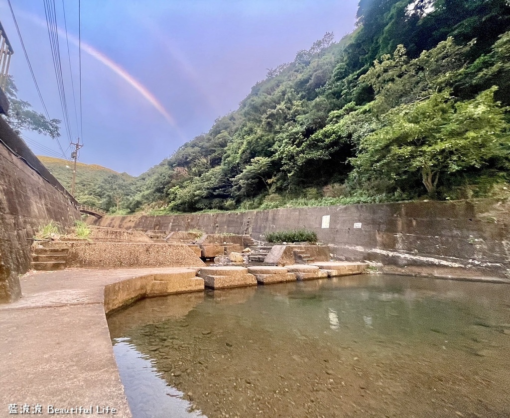 √新北瑞芳│猴硐生態教育園區外的溪水池，小孩們喜歡的玩水秘密