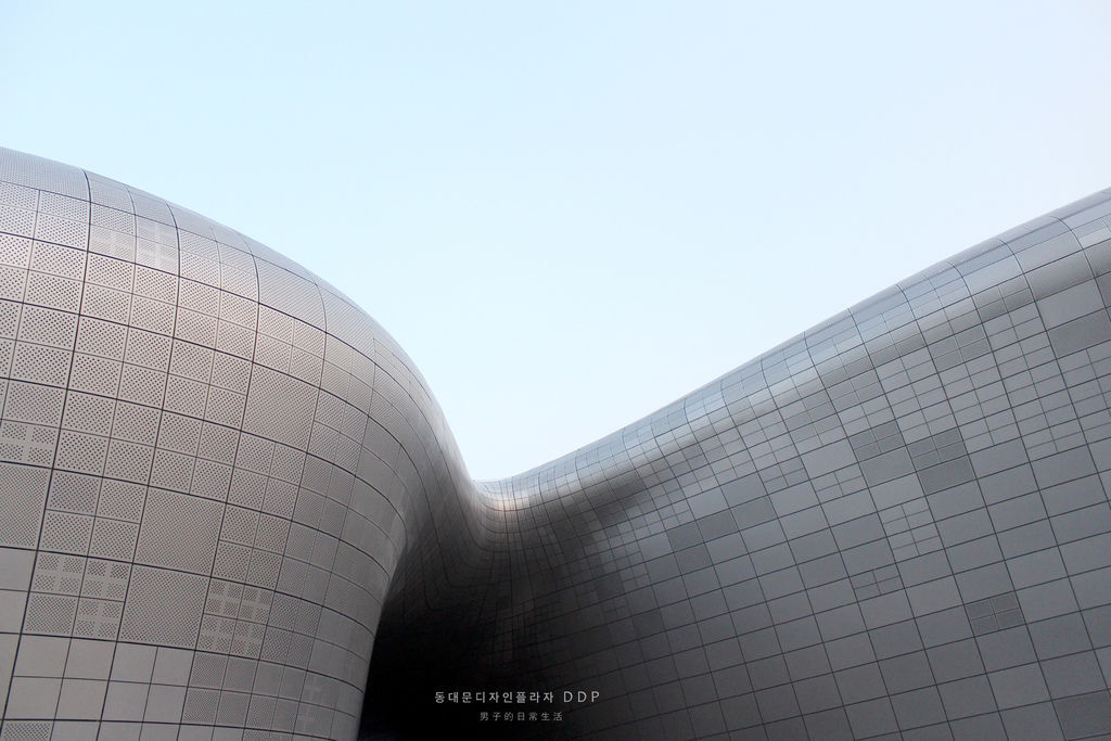 【男子首爾旅行】 DDP 東大門設計廣場,英國建築女王Zaha Hadid,未來感流線空間