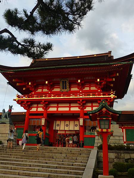 京都這裡的稻荷大社,是全日本稻荷社的"總廟"