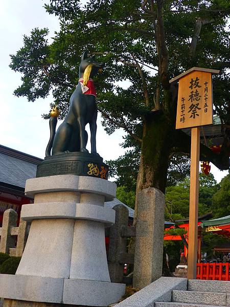 狐狸,是稻荷神的使者,所以稻荷神社都有供奉狐狸