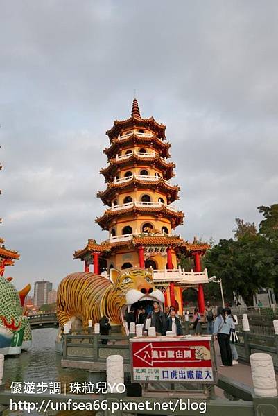 image003_YoYoTempo_Lianchitan (Lotus Pond) Scenic Area %26; Dragon and Tiger Pagodas.jpg