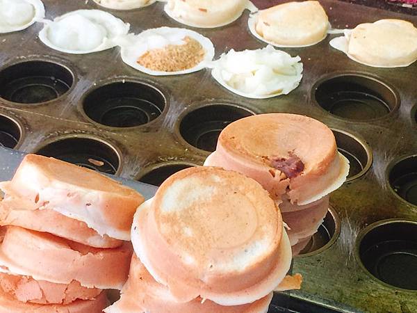 【板橋美食推薦】板橋誠品在地便宜甜點！學生最愛放學後小點心(平價小攤車)─麻糬紅豆餅